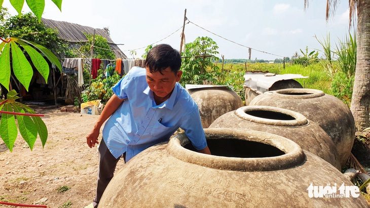 Chống chọi hạn mặn: Trữ nước ngọt bằng những cách đơn giản nhất- Ảnh 1. Trang bị nhiều lu, khạp... chứa nước ngọt là một trong những cách làm để trữ nước và dự phòng cho những lúc trời không mưa - Ảnh: THANH HUYỀN